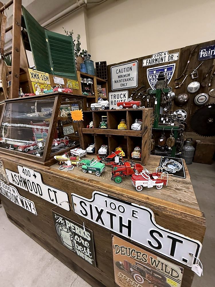 Vintage street signs — Ashwood Ct. and Sixth St.